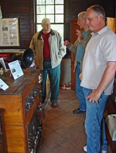 2009-05-02 Fred with Antique Radio club members examining huge 1920s radio. DSC09204a.jpg
